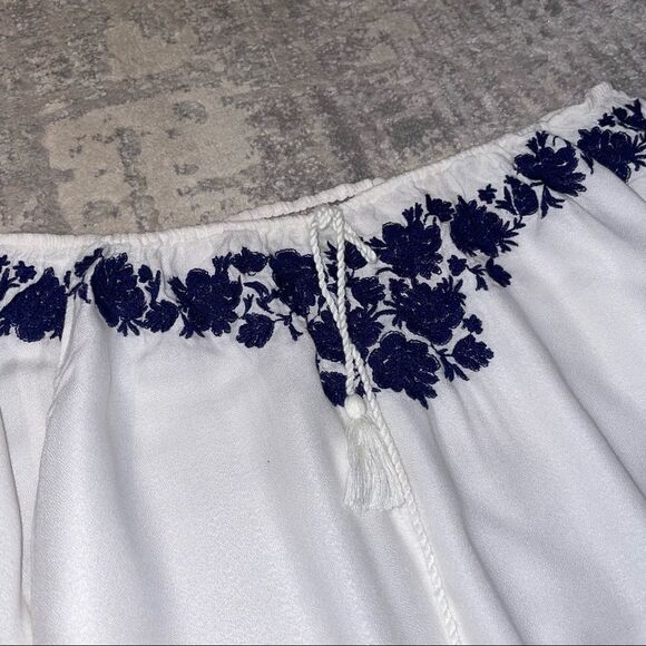 🏷️ 5 for $25 - HOLLISTER Off the Shoulder Embroidered Floral Top - Picture 3 of 7